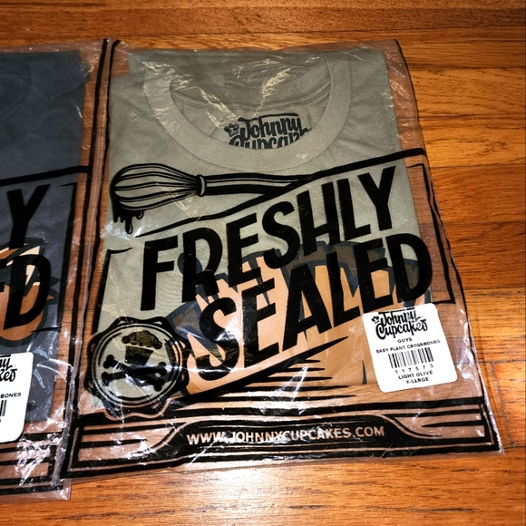 Johnny Cupcakes Men's Set of 2 XL T-shirts - Picture 3 of 4